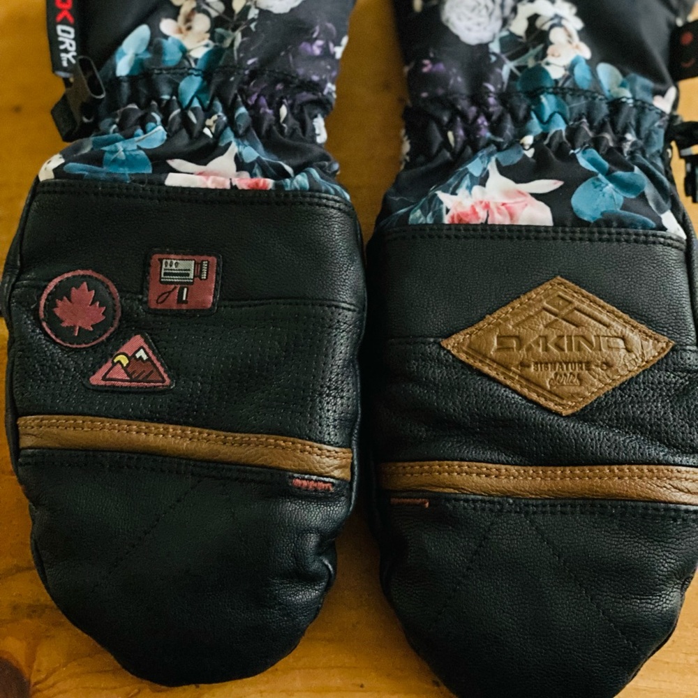 Women’s XS/6 Dakine Snowboard Mittens